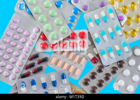 Blisterpackungen mit medizinische Pillen über blau Hintergrund als pharmazeutische Industrie Konzept Stockfoto