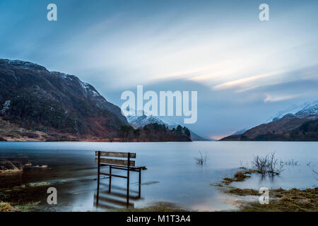 Die Wasserstände in Glenfinnan Bucht, auf Loch Shiel, sind viel höher als üblich, und diese Bank ist nass geworden. Stockfoto