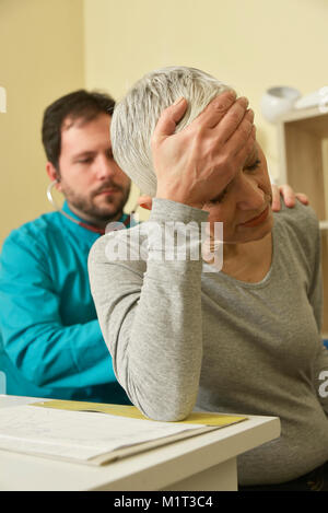 Ältere Dame, Unwohlsein, in einer Prüfung auf einer Arztpraxis Stockfoto