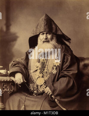 Der armenische Patriarch von Jerusalem, Harootiun Vehabedian, sitzenden Portrait Tragen mit Kapuze Investment, mit Kreuze und andere Medaillen geschmückt, die eine Ausrichtung von Perlen, Jerusalem, American Colony Foto Abteilung, Anfang 1900 Stockfoto