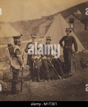 Gruppe der Britischen 71st Regiment mit Farbe Sergeant, Portrait in der Nähe von Konischen Zelt mit militärischen Camp im Hintergrund, Krimkrieg, Krim, Ukraine, von Roger Fenton, 1855 Stockfoto