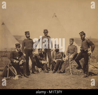 Eine Gruppe von britischen Offizieren des 90th Regiment zu Fuß (Perthshire Freiwillige), Krimkrieg, Krim, Ukraine, von Roger Fenton, 1855 Stockfoto