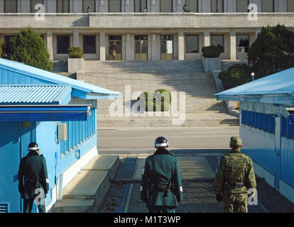 DMZ, Korea. 05.11.2017. Amerikanischen und Südkoreanischen Soldaten bewachen die Grenze. Stockfoto