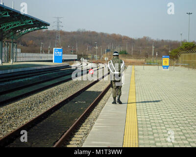 DMZ, Korea. 05.11.2017. Amerikanischen und Südkoreanischen Soldaten bewachen die Grenze. Stockfoto