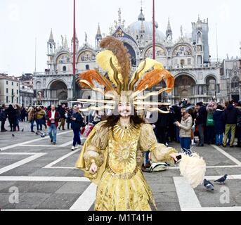 Karneval in Venedig Teilnehmer in Rot Stockfoto