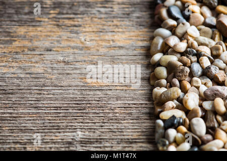 Holz und Steine in verschiedenen Farben und Formen Stockfoto