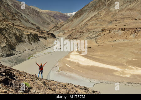 Touristen auf der Sicht mit dem Blick auf den Zusammenfluss des Indus und Zanskar Fluss, Tibet, Leh, Ladakh, Himalaja, Jammu und Kaschmir Stockfoto