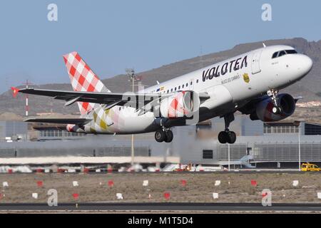 VOLOTEA AIRLINES AIRBUS A319-100 EI-FMY AUF TAKE-OFF vom Flughafen Teneriffa Süd entfernt. Stockfoto