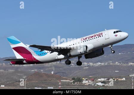 Europa EUROWINGS AIRBUS A319-100 OE-LYY AUF TAKE-OFF von Teneriffa Süd. Stockfoto