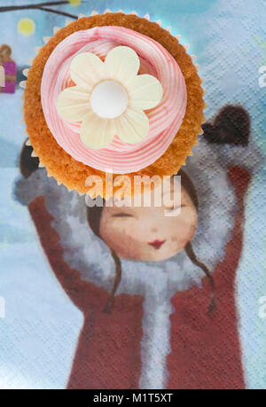 Hausgemachte Kuchen Kuchen mit Strawberry rosa Glasur Puderzucker und Reispapier genießbare daisy flower oben auf Serviette mit Girl holding hands up Stockfoto