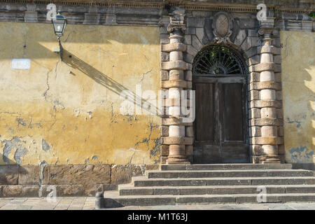 Sunlit Tor in der berühmten mittelalterlichen Stadt Lucca, Toskana, Italien. Stockfoto