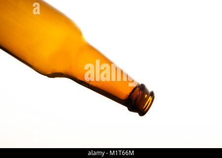 Leere orange Bier Flasche isoliert Stockfoto