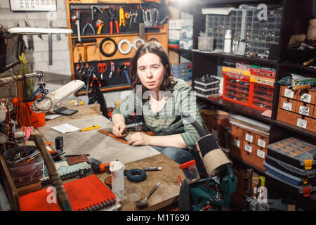 Arbeitsprozess in das Leder Werkstatt. Stockfoto