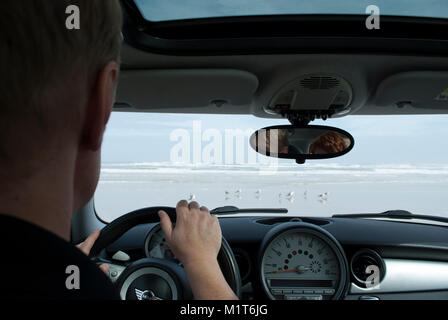 Der berühmteste Strand der Welt. Ende der Reise. Car Racing. Auto auf dem Meer Strand Küste. Ozean Blick durch das Fenster. Stockfoto