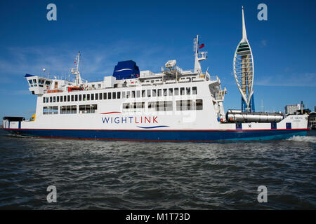 Wightlink Autofähre St Glauben verlassen auf dem Weg nach Portsmouth Fishbourne, Isle of Wight am 1. Februar 2018. Die Spinnaker Tower im Hintergrund Stockfoto