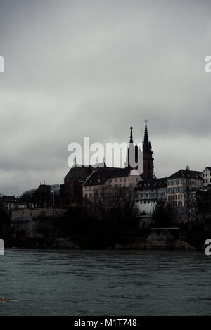 Blick auf die Altstadt Grossbasel vom Flußufer der Rhein in Basel, Schweiz Stockfoto