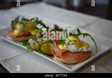 Lecker gekocht und serviert Eier Benedikt oder Eier Royale mit schönen pochierte Eier Lachs und Sauce Hollandaise bereit zu essen Stockfoto