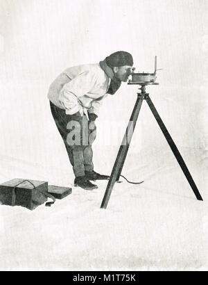 Leutnant Harry Pennell, mit Prismatischer Kompass, Antarktis, 1911 Stockfoto