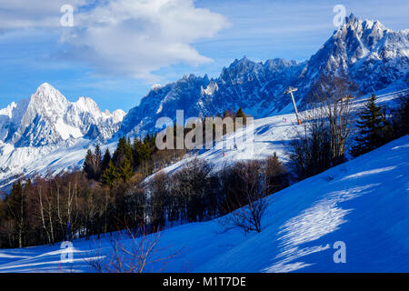 Schöne Landschaft von Snowy Mountain View in Bellvue Saint-Gervais-les-Bains. Eine der Alpen Berggipfel in der Nähe von Mont Blanc. Berühmte Ort für Wintersport Stockfoto