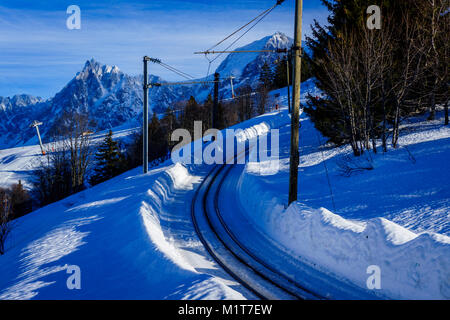 Schöne Landschaft von Snowy Mountain View mit einer Fichte Kiefer in Bellvue Saint-Gervais-les-Bains. Alpen Berggipfel in der Nähe von Mont Blanc. Stockfoto