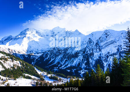 Schöne Landschaft von Snowy Mountain View in Bellvue Saint-Gervais-les-Bains. Eine der Alpen Berggipfel in der Nähe von Mont Blanc. Berühmte Ort für Wintersport Stockfoto