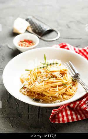 Pasta mit Tomatensauce und frischem Rosmarin Stockfoto