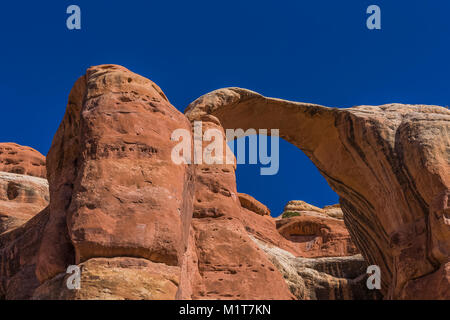 Hochzeit Ring Arch in Salt Creek Canyon im Needles District des Canyonlands National Park, Utah, USA Stockfoto