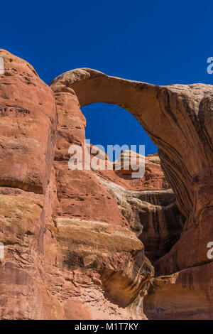 Hochzeit Ring Arch in Salt Creek Canyon im Needles District des Canyonlands National Park, Utah, USA Stockfoto