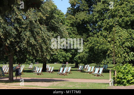 London, Großbritannien - 25 August 2017: Liegestühle in der Sonne, Hyde Park, London. Stockfoto