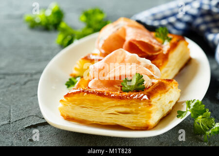 Blätterteig Pasteten mit rotem Pesto und Ham Stockfoto