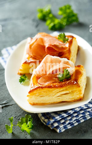 Blätterteig Pasteten mit rotem Pesto und Ham Stockfoto