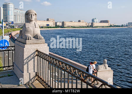 SAINT-Petersburg, Russland - 19 AUGUST, 2017: die Menschen neben der Skulpturen von sphingen auf Sverdlovskaya Damm in der Nähe des Newa Stockfoto