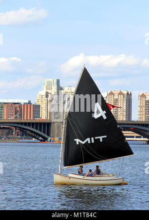 Boston, Massachusetts - August 16, 2017. MIT Segelboot am Charles River in Boston, Massachusetts Stockfoto