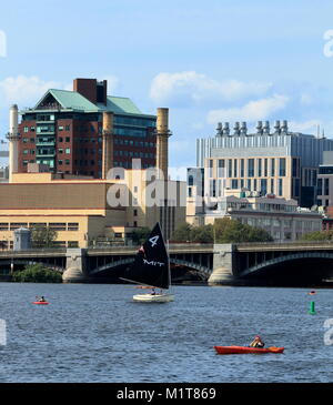 Boston, Massachusetts - August 16, 2017. MIT Segelboot am Charles River in Boston, Massachusetts mit Longfellow Bridge und die Boston Skyline hinterg Stockfoto