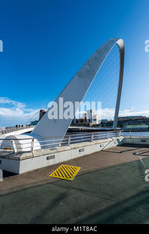 Gateshead Millennium Bridge, Newcastle upon Tyne, Großbritannien Stockfoto