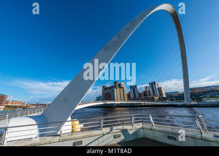 Gateshead Millennium Bridge, Newcastle upon Tyne, Großbritannien Stockfoto