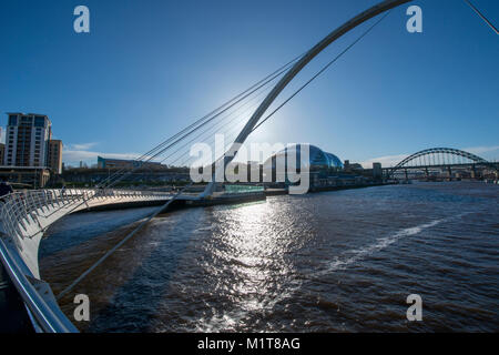 Gateshead Millennium Bridge, Newcastle upon Tyne, Großbritannien Stockfoto
