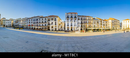 CACERES, SPANIEN - Dezember 21, 2017: Blick auf die Plaza Mayor (Hauptplatz), mit den lokalen Unternehmen, Einheimische und Besucher, in Caceres, Extremadu Stockfoto