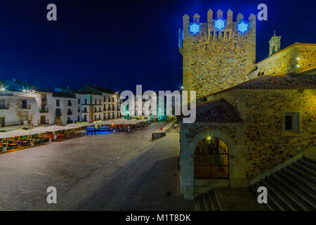 CACERES, SPANIEN - Dezember 21, 2017: Nacht Szene des Plaza Mayor (Hauptplatz), mit verschiedenen Weihnachtsschmuck, lokalen Unternehmen, Einheimischen und Vis Stockfoto