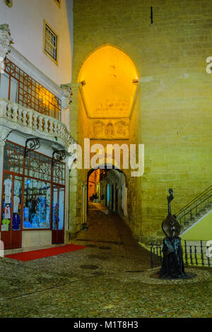 COIMBRA, PORTUGAL - Dezember 22, 2017: Abend der Almedina arch und Tower, in Coimbra, Portugal Stockfoto