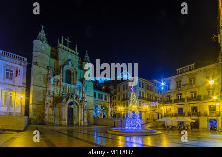 COIMBRA, PORTUGAL - Dezember 22, 2017: Abend Blick auf das Kloster Santa Cruz, mit einem Weihnachtsbaum, Einheimische und Besucher, in Coimbra, Portugal Stockfoto