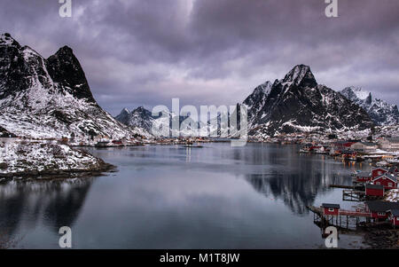 Eine dramatische Wintertag in Reine, Moskenesøya Lofoten Nordland Norwegen Stockfoto