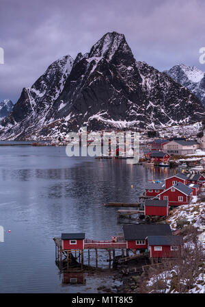 Eine dramatische Wintertag in Reine, Moskenesøya Lofoten Nordland Norwegen Stockfoto