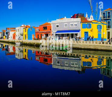 AVEIRO, PORTUGAL - Dezember 23, 2017: Blick auf die Grachten, Boote, bunte Häuser, lokalen Unternehmen, Einheimische und Besucher, in Aveiro, Portugal Stockfoto