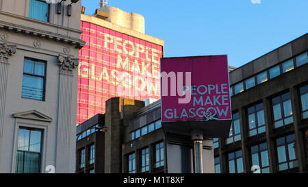 Glasgow, Schottland/Großbritannien - 01/02/2018 - ein Pole mit dem Motto "Menschen machen Glasgow' mit dem gleichen Zeichen auf einem Gebäude im Hintergrund Stockfoto