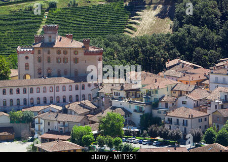 BAROLO, ITALIEN - 6. AUGUST: Barolo mittelalterliche Burg und Stadt im Piemont auf Langhe Hügel am 6. August 2016 in Italien. Das gesamte Gebiet ist UNESCO-Welt Stockfoto