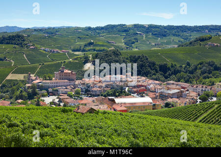 Barolo mittelalterliche Stadt in Italien, hohe Betrachtungswinkel an einem sonnigen Sommertag Stockfoto