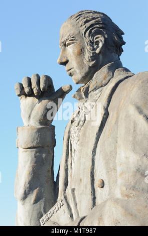 Statue von Charles Darwin auf dem Cerro Tijeretas zum Gedenken an seinen ersten Landung von HMS Beagle die Galapagos Inseln am Strand unten am Cerro Brujo o Stockfoto