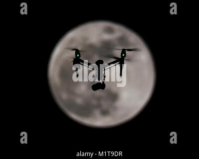 Drone Silhouette über Super mond Teleaufnahme aus Kent, Großbritannien, 31. Januar 2018 Stockfoto