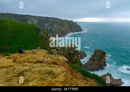 COLARES, PORTUGAL - Dezember 28, 2017: Küstenlandschaft in Cabo da Roca (Cape), mit Besuchern, Portugal. Es ist der westlichste Punkt auf dem Festland Euro Stockfoto